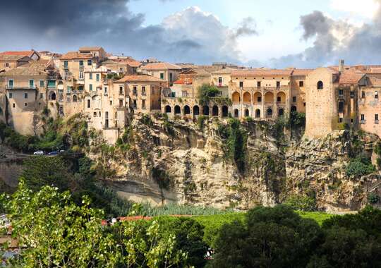 Oplev spændende historie med ruiner, slotte og bjerglandsbyer