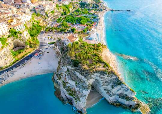 Tropea har strand og middelalderby - som Taormina