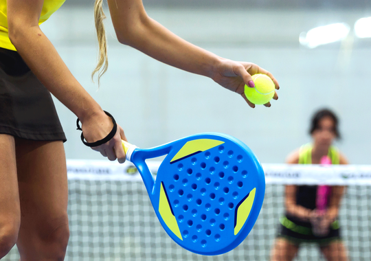 Padeltennis i Marassi kan du spille på topklasse-baner i smukke omgivelser med Amisol