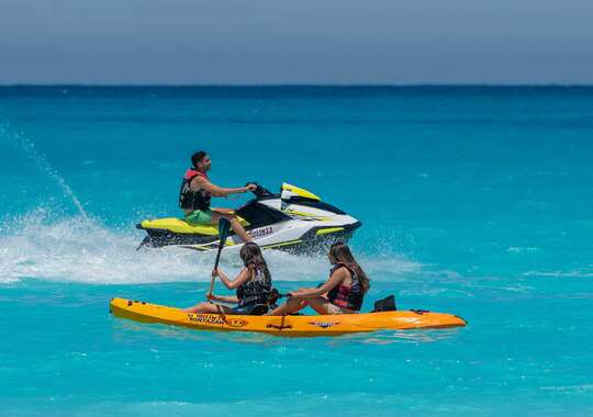 Sjov vandsport i Middelhavet ud fra kysten ved Marassi i Egypten