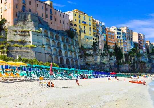 Fantastisk ferie i Syditalien ved Tropea Middelalder by og sandstrand med Amisol Travel