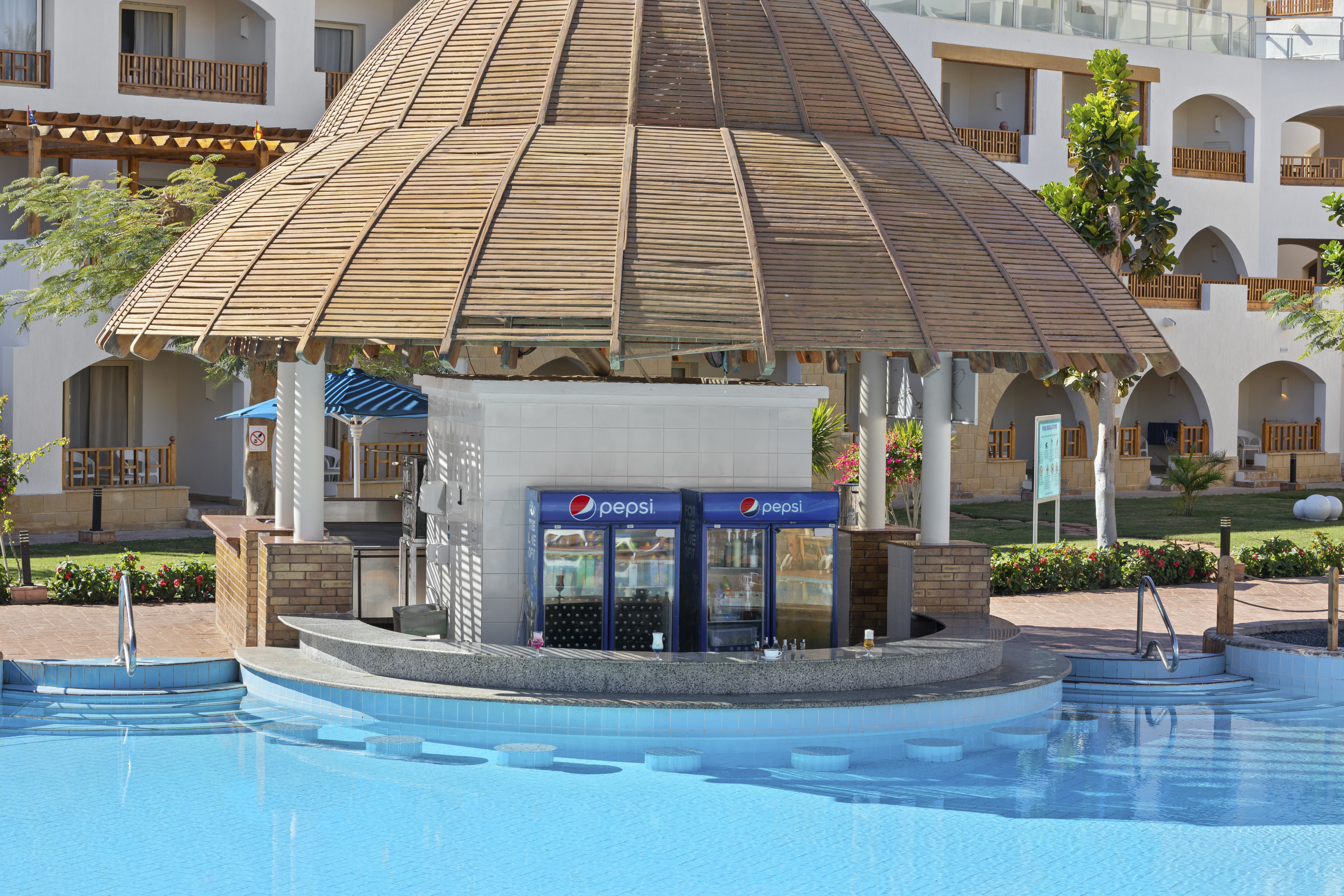 Poolbar på resort i Sharm el Sheikh, Egypten