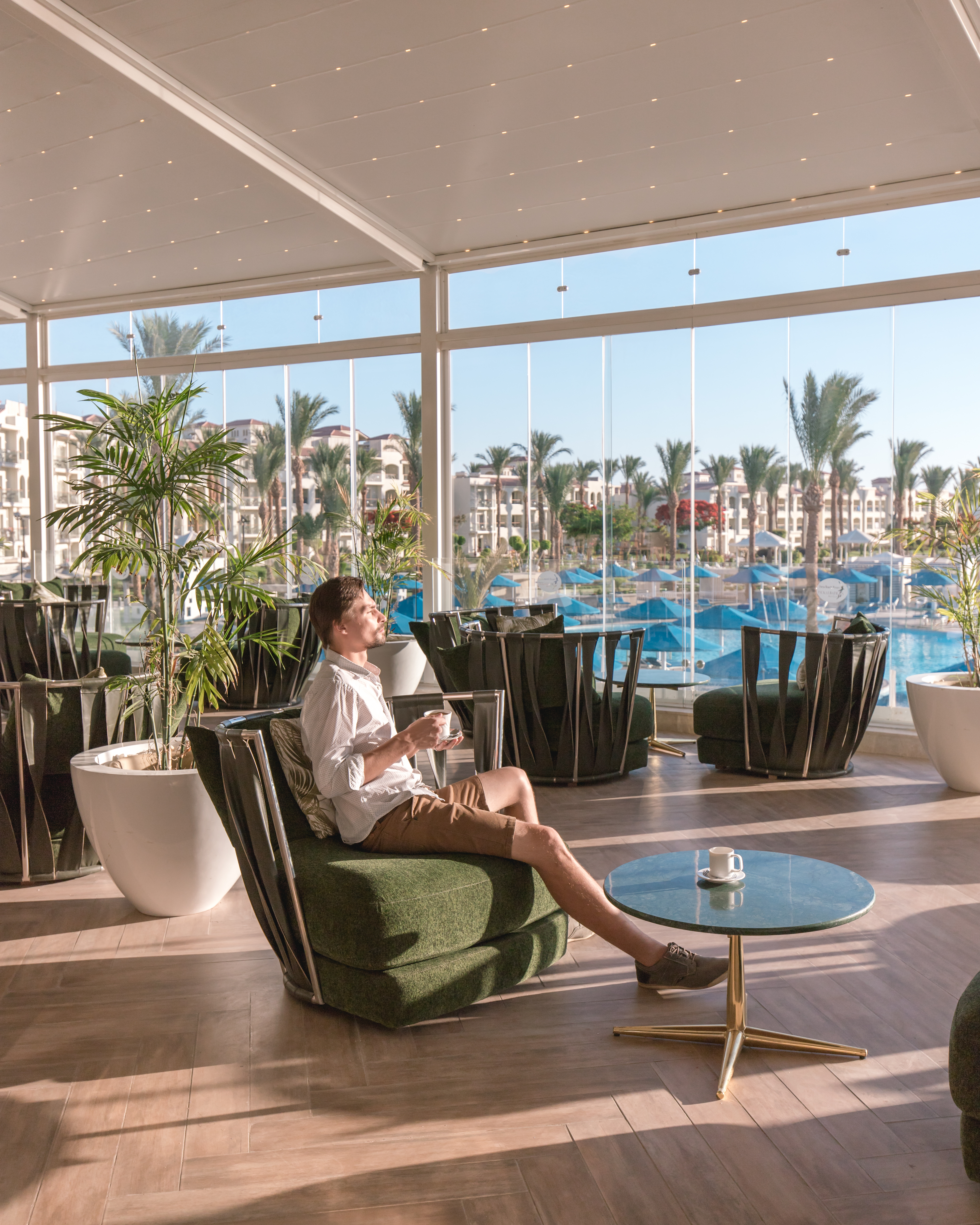 Mand sidder og nyder udsigten på resort i Sharm el Sheikh
