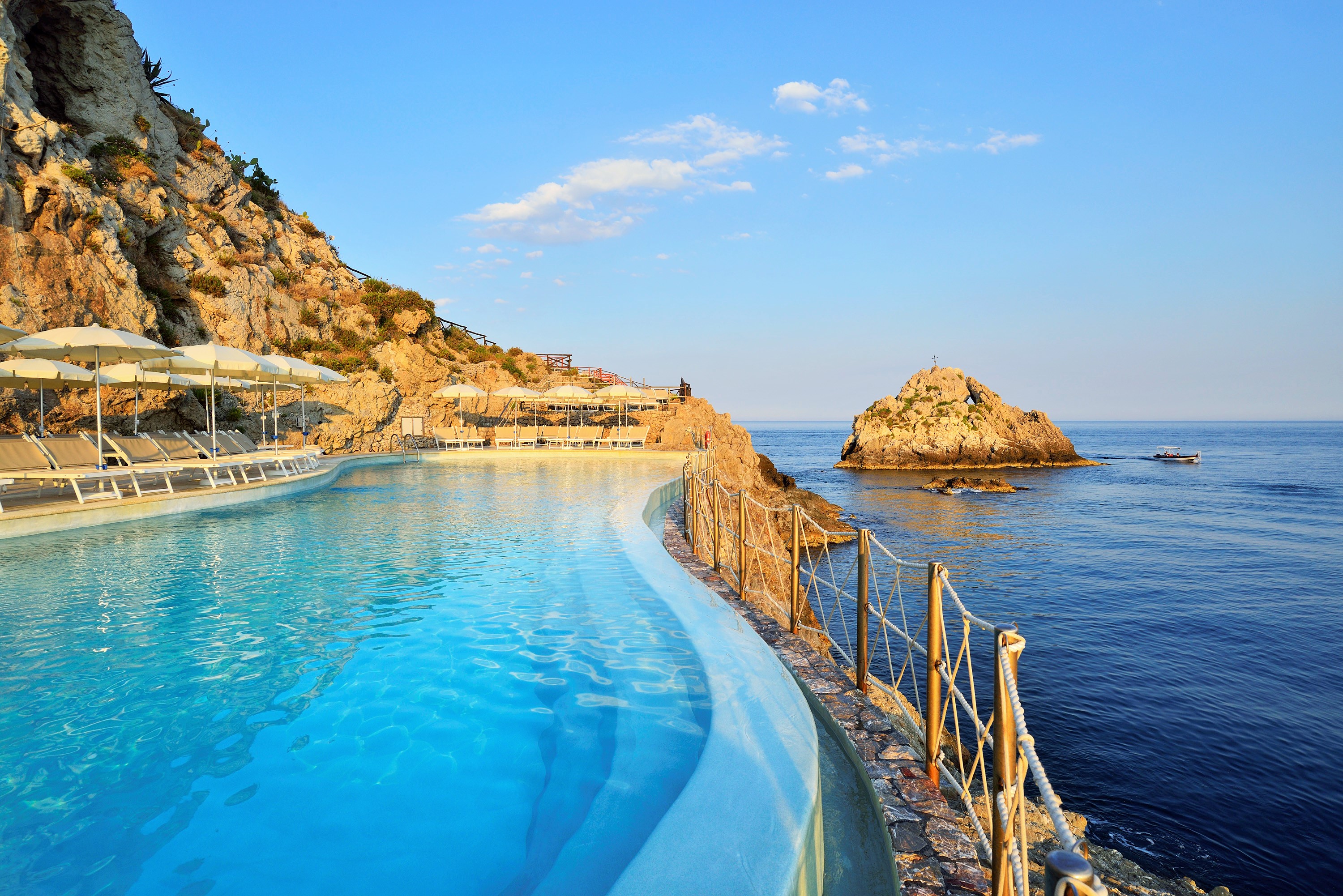 Udsigt over pool på hotel i Scilien, italien