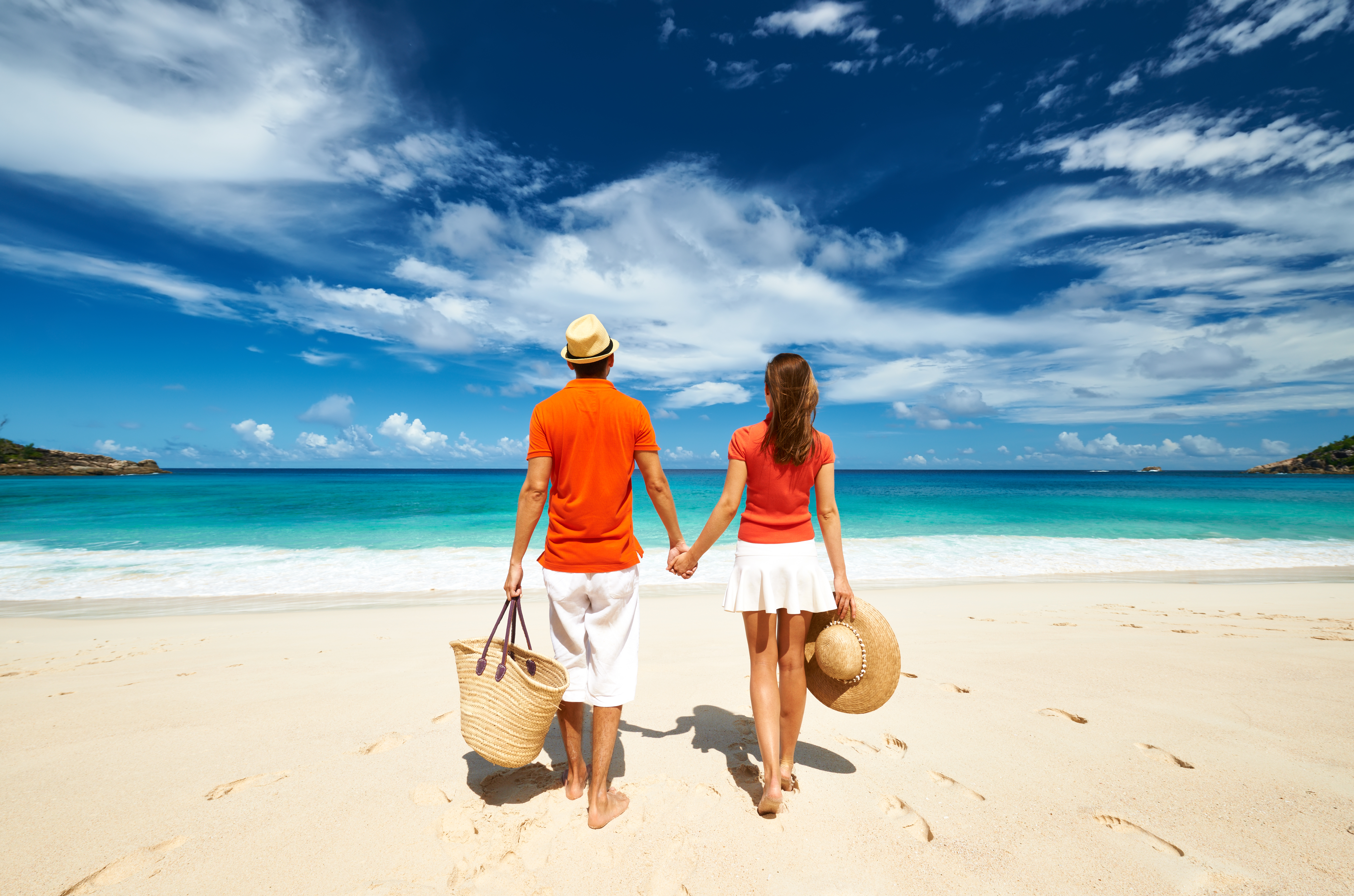 Par går mod stranden